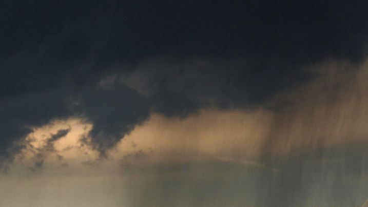 dpatopbilder - Dunkle Gewitterwolken und Regen sind am 15.08.2017 von Ebing (Bayern) aus zu sehen. Foto: Nicolas Armer/dpa +++(c) dpa - Bildfunk+++