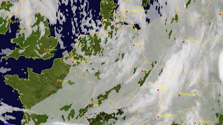 Aktueller Zentraleuropaausschnitt vom Meteosat-9 (Infrarotbild mit topographischem Hintergrund) vom Donnerstag (09.12.2010).
Ganz Deutschland liegt unter einer geschlossenen Schneedecke. Der heftige Schneefall von Mittwochabend bekam vor allem die Mitte ab - in einem breiten Streifen von Trier bis zur Oberlausitz gab es den meisten Neuschnee. Im hessischen Bad Nauheim fielen innerhalb weniger Stunden 20 Zentimeter Schnee - das ist nach Angaben des Deutschen Wetterdienstes (DWD) bundesweit Spitze. Satellitenbild: EUMETSAT/DWD (Nur zur redaktionellen Verwendung im Originalausschnitt und ohne bild-verfremdende Bearbeitung bei Urhebernennung "EUMETSAT/DWD") | Verwendung weltweit