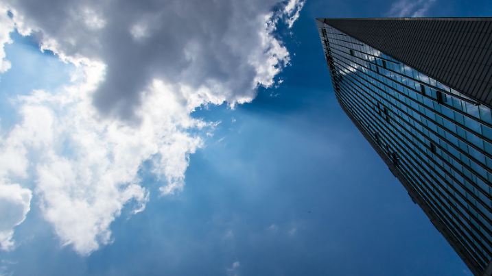A worm's eye view of white clouds with Tyndall effect and shadows in the blue sky over skyscrapers on a clear day in the Lujiazui Financial District in Pudong, Shanghai, China, 20 July 2018. Foto: Wang Gang/Imaginechina/dpa |
