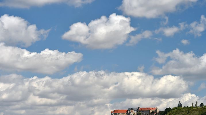 Wolken und Sonne wechseln sich am 30.07.2015 über Schloss Neuenburg in Freyburg (Sachsen-Anhalt) ab. Die Region nahe Halle und Leipzig ist geprägt durch den Weinbau und um diese Jahreszeit beliebtes Ausflugsziel für Touristen. Foto: Hendrik Schmidt/dpa +++(c) dpa - Bildfunk+++