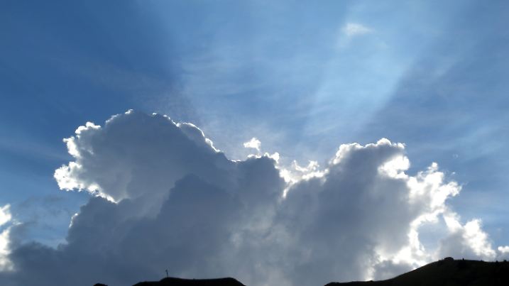 Eine Wolken vor blauem Himmel ist am Sonntag Abend (23.05.2010) über dem Idealhang, im Brauneckgebiet (Oberbayern) zu sehen. Das gute Wetter lud viele Münchner am Pfingstfeiertag zu einem Ausflug in die Berge ein. Foto: Felix Hörhager dpa/lby  +++(c) dpa - Bildfunk+++