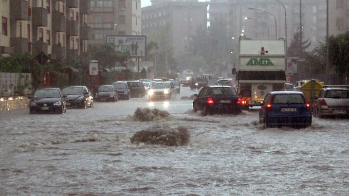 Cars are crossing a waterlogged street during an heavy storm in the Palermo area, Sicily, Italy, 16 September 2009. The first autumnal storms have created damages in different parts of Italy. The Palermo airport had to be at a standstill as an heavy storm hit the capital of Sicily. Teams of fire-fighters worked on removing water from underpasses and basements. EPA/MICHELE NACCARI +++(c) dpa - Bildfunk+++