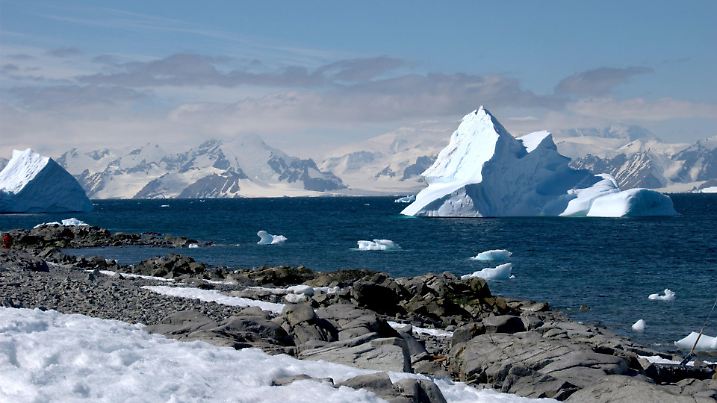 ACHTUNG: DIESER BEITRAG DARF NICHT VOR DER SPERRFRIST, 11. SEPTEMBER 20.00 UHR, VERÖFFENTLICHT WERDEN! EIN BRUCH DES EMBARGOS KÖNNTE DIE BERICHTERSTATTUNG ÜBER STUDIEN EMPFINDLICH EINSCHRÄNKEN.HANDOUT - Eis und Eisberge in der Antarktis (undatriert). Bei extrem hohem CO2-Ausstoß könnte die antarktische Eisdecke komplett abschmelzen. Das schreiben Forscher vom Potsdam-Institut für Klimafolgenforschung (PIK) zusammen mit Kollegen im Fachjournal «Science Advances». Foto: Maria Martin/PIK/dpa (zu dpa "Antarktis-Eis könnte langfristig komplett schmelzen - im Extremfall" vom 11.09.2015)  ACHTUNG: Nur zur redaktionellen Verwendung im Zusammenhang mit der Berichterstattung und nur mit Nennung: "Foto: Maria Martin/PIK/dpa" +++(c) dpa - Bildfunk+++