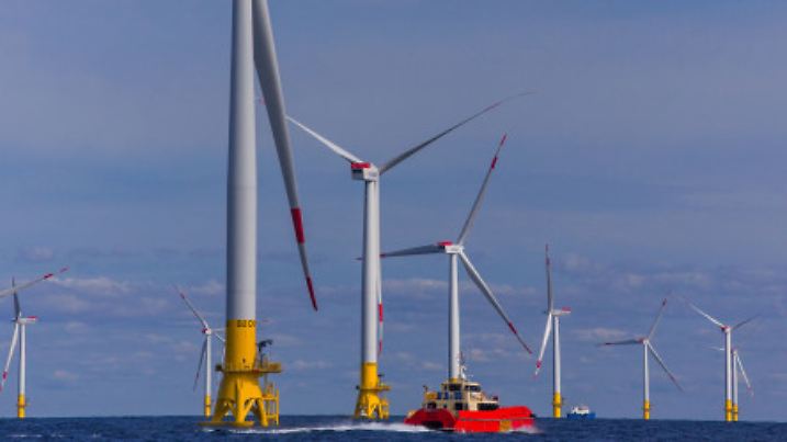 Windräder des Offshore-Windparks «Baltic 2» sind am 09.09.2015 in der Ostsee vor der Insel Rügen (Mecklenburg-Vorpommern) zu sehen. Der Offshore-Windpark mit insgesamt 80 Anlagen wurde im Auftrag des Energiekonzerns EnBW errichtet. Mit der feierlichen Inbetriebnahme am 21. September 2015 geht «Baltic 2» offiziell ans Netz. Die 80 Windkraftanlagen haben eine Gesamtleistung von 288 Megawatt und können rechnerisch 340.000 Haushalte mit Strom versorgen. Foto: Jens Büttner/dpa +++(c) dpa - Bildfunk+++