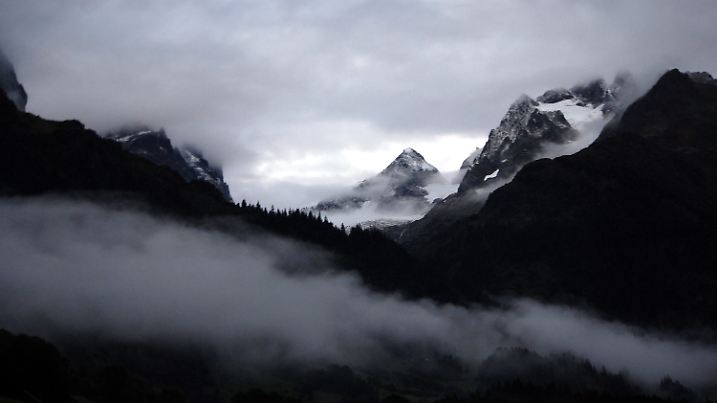 epa04939092 Fog surrounds the 2060m Susten pass mountain in Susten, Switzerland, 19 September 2015. EPA/KHALED ELFIQI +++(c) dpa - Bildfunk+++