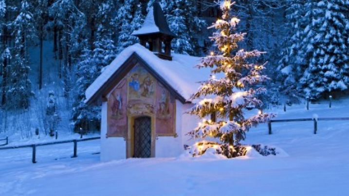 beleuchteter Christbaum vor einer Kapelle in der Abenddaemmerung, Deutschland, Bayern, Oberbayern | illuminated Christmas tree in front of a chapel at dawn, Germany, Bavaria, Oberbayern, Upper Bavaria