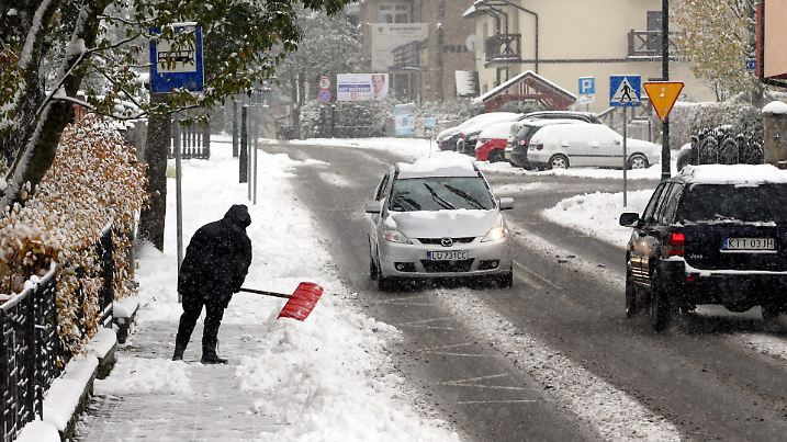 epa04974681 A view on a snow covered street after the first autumn snowfall in Zakopane, Poland, 12 October 2015. In the capital of the Tatra Mountains there is already several centimeters of snow and it is still snowing. EPA/GRZEGORZ MOMOT POLAND OUT +++(c) dpa - Bildfunk+++