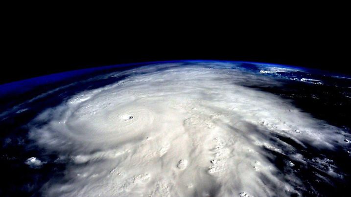 dpatopbilder epa04992250 A handout picture made available on 24 October 2015 by NASA's US astronaut Scott Kelly, commander of the current International Space Station (ISS) Expedition 45 crew, shows Hurricane Patricia along the western coast of Mexico as it is seen from the ISS in space, 23 October 2015. The eye of hurricane Patricia, the strongest storm ever recorded in the Americas, has made landfall on the Pacific coast of Mexico's Jalisco state, authorities say. As the category-five storm reaches land, the hurricane has sustained winds of 270 kilometers per hour, the US National Hurricane Centre says. Strong winds and heavy rain are particularly affecting the states of Jalisco, Colima and Nayarit. EPA/SCOTT KELLY BEST QUALITY AVAILABLE HANDOUT EDITORIAL USE ONLY +++(c) dpa - Bildfunk+++