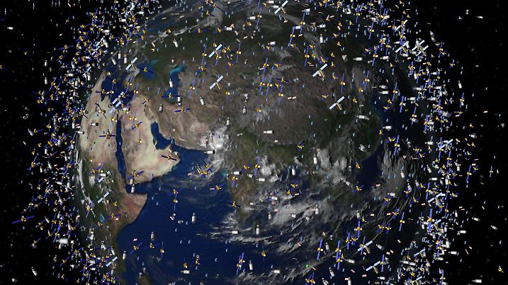ARCHIV - Das undatierte Handout der ESA zeigt eine Computersimulation von Weltraummüll früherer Weltraummissionen, der neben intakten Satelliten um die Erde kreist. Gemeinsame Strategien gegen die wachsende Gefahr von Weltraumschrott beraten Raumfahrtnationen bei einer internationalen Konferenz in Darmstadt. Weltraummüll rast mit hohem Tempo und kann für Raumstationen ebenso gefährlich werden wie für Satelliten, die wichtige Daten für Navigation und Telekommunikation liefern. Foto: ESA/dpa (zu dpa: «Raumfahrt-Experten diskutieren Beseitigung von Weltraumschrott» vom 22.04.2013) - ACHTUNG: Nur zur redaktionellen Verwendung! +++(c) dpa - Bildfunk+++