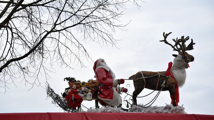 Rentier und Weihnachtsmann auf Schlitten stehen am 17.11.2015 auf dem im Aufbau befindlichen Weihnachtsmarkt in Kassel (Hessen) auf einem Karussell. Hessens Weihnachtsmärkte werden trotz der erhöhten Sicherheitsmaßnahmen nach den Terroranschlägen in Paris geöffnet. Foto: Uwe Zucchi/dpa (zu dpa "Bouffier: Weihnachtsmärkte werden trotz Terror geöffnet" vom 17.11.2015) +++(c) dpa - Bildfunk+++
