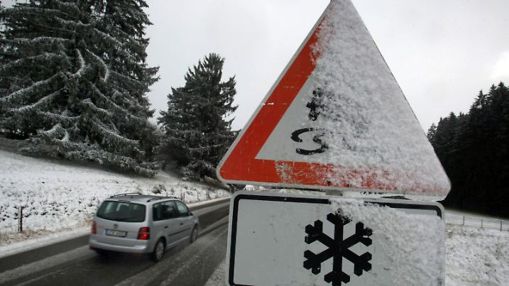 Ein Warnschild auf Schneeglätte ist am Montag (05.12.2011) bei Bertoldshofen(Schwaben) teilweise mit Schnee bedeckt. Wechselhaft ist das Wetter in Bayern. Die Schneefallgrenze liegt vorübergehend bei 400 Metern. Foto: Karl-Josef Hildenbrand dpa/lby +++(c) dpa - Bildfunk+++