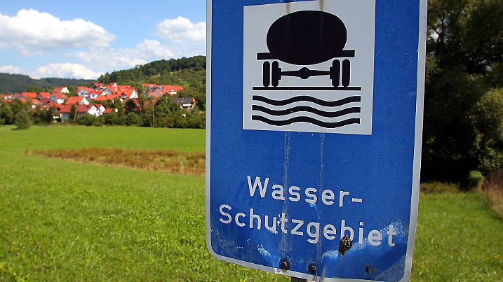 ACHTUNG: DIESER BEITRAG DARF NICHT VOR DER SPERRFRIST, 16. NOVEMBER 2015, 17.00 UHR, VERÖFFENTLICHT WERDEN! EIN BRUCH DES EMBARGOS KÖNNTE DIE BERICHTERSTATTUNG ÜBER STUDIEN EMPFINDLICH EINSCHRÄNKEN. ARCHIV - Ein Schild, das auf ein Wasserschutzgebiet hinweist, steht an einer Wiese bei Oberbrüden im Rems-Murr-Kreis (Foto vom 19.08.2006). Foto: Harry Melchert dpa (Zu dpa "Weltweit gibt es 23 Millionen Kubikkilometer Grundwasser" vom 20.08.2006) +++(c) dpa - Bildfunk+++