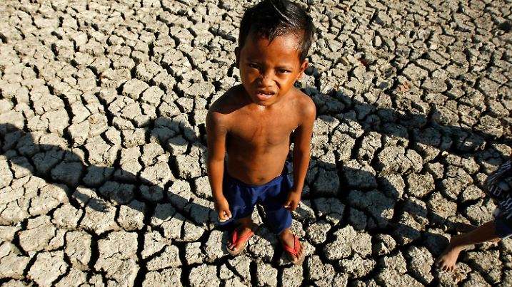 FILE - A Filipino boy plays in a dried fish pond bed at the outskirt of Paranaque City, south of Manila, Philippines, 06 March 2010. EPA/FRANCIS R. MALASIG (zu dpa
"Große Mehrheit der Weltbevölkerung will Klimaabkommen" vom 05.11.2015) +++(c) dpa - Bildfunk+++