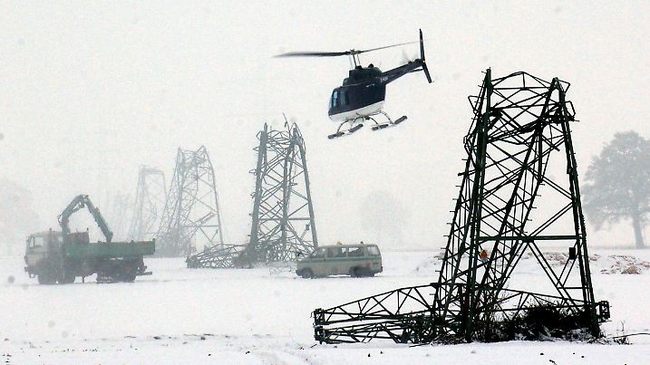 ARCHIV - Ein Hubschrauber fliegt am 29.11.2015 über umgeknickte Strommasten auf einem Feld bei Laer in der Nähe von Münster. Weite Teile des Münsterlandes waren ohne Strom, Heizung und Telefon, nachdem vor zehn Jahren Tonnenschwere Schneemassen und ein Sturm Hochspannungsleitungen umknickten. Foto: Franz-Peter Tschauner/dpa (zu lnw 006 vom 22.11.2015) +++(c) dpa - Bildfunk+++