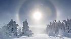 220117 Halo. Was für eine Winterkulisse auf dem Fichtelberg. Nach tagelangen Schneefällen und Wind schien am Sonntagvormittag das erste Mal seit längerem wieder die Sonne. Ein regelrechtes Wintermärchen fand man auf dem Fichtelberg vor. Wer den Fichtelberg besuchen durfte, wurde bei 10 C von einer malerischen Winterlandschaft überrascht. Dabei gab es auch ein meteorologischer Leckerbissen. Etwas Nebel, - 10 C und Sonnenschein verursachten einen Eisnebelhalo. Verursacht wird das durch feinste Wassertröpfchen, die man teilweise als ganz kleine Kristalle sieht. Somit gab es die Spektralfarben um die Sonne herum. Auf dem Fichtelberg selbst ist alles meterhoch verschneit, dick vereist. Fichtelberg Sachsen Deutschland *** 220 