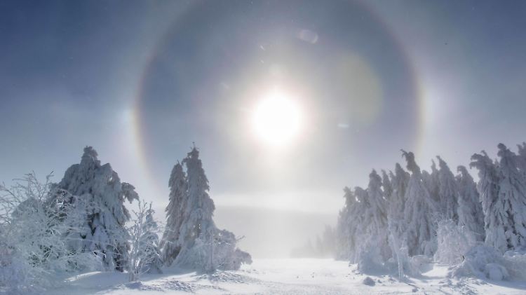 220117 Halo. Was für eine Winterkulisse auf dem Fichtelberg. Nach tagelangen Schneefällen und Wind schien am Sonntagvormittag das erste Mal seit längerem wieder die Sonne. Ein regelrechtes Wintermärchen fand man auf dem Fichtelberg vor. Wer den Fichtelberg besuchen durfte, wurde bei 10 C von einer malerischen Winterlandschaft überrascht. Dabei gab es auch ein meteorologischer Leckerbissen. Etwas Nebel, - 10 C und Sonnenschein verursachten einen Eisnebelhalo. Verursacht wird das durch feinste Wassertröpfchen, die man teilweise als ganz kleine Kristalle sieht. Somit gab es die Spektralfarben um die Sonne herum. Auf dem Fichtelberg selbst ist alles meterhoch verschneit, dick vereist. Fichtelberg Sachsen Deutschland *** 220 