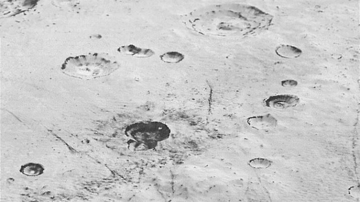 HANDOUT - Layered Craters and Icy Plains: This highest-resolution image from NASA?s New Horizons spacecraft reveals new details of Pluto?s rugged, icy cratered plains, including layering in the interior walls of many craters. "Impact craters are nature's drill rigs, and the new, highest-resolution pictures of the bigger craters seem to show that Pluto's icy crust, at least in places, is distinctly layered,? said William McKinnon, deputy lead of the New Horizons Geology, Geophysics and Imaging team, from Washington University in St. Louis. "Looking into Pluto?s depths is looking back into geologic time, which will help us piece together Pluto's geological history.? Photo: NASA/JHUAPL/SwRI (ACHTUNG: Nur zur redaktionellen Verwendung im Zusammenhang mit der aktuellen Berichterstattung und nur bei Nennung: "Foto: NASA/JHUAPL/SwRI") +++(c) dpa - Bildfunk+++