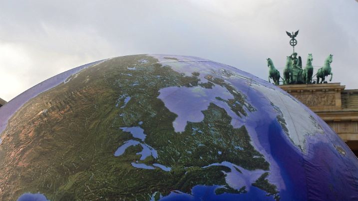 Umweltschuetzer haben am Samstag (12.12.15) mit einer Menschenkette und einer grossen Erdkugel vor dem Brandenburger Tor in Berlin fuer einen besseren Klimaschutz und den Ausstieg aus der Kohle demonstriert. Zeitgleich mit der Vorstellung des finalen Vertragsentwurfs beim Weltklimagipfel in Paris forderten die Demonstranten mehr Anstrengungen beim Klimaschutz. Neben der Aktion zwischen Chanukka-Leuchter und Weihnachtsbaum waren auch in anderen Staedten Proteste geplant, darunter in Leipzig, Muenchen, Frankfurt am Main und am Braunkohletagebau Garzweiler in Nordrhein-Westfalen. (Siehe epd-Meldung vom 12.12.15) Protest-Menschenkette fuer Klimaschutz Copyright: epd-bild/RolfxZoellnerEnvironmentalists have at Saturday 12 12 15 with a Human chain and a grand Globe before the Brandenburg goal in Berlin for a better Climate protection and the Exit out the Coal demonstrated simultaneously with the presentation the Finals The draft contract the World Climate Summit in Paris demanded the Demonstrators more Efforts the Climate protection next to the Action shot between Chanukah Chandeliers and Christmas tree Were too in others Staedten Protests Planned below in Leipzig Munich Frankfurt at Main and at Lignite mining Garzweiler in North Rhine Westphalia See epd Message of 12 12 15 Protest Human chain for Climate protection Copyright epd Picture RolfxZoellner