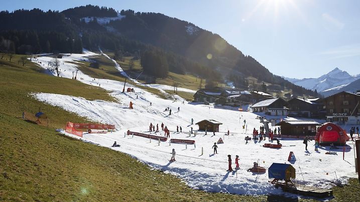 Gstaad, 28.12.2015, Schneemangel, Wintersportler trotzen dem andauernden Schneemangel auf den mit Kunstschnee beschneiten Pisten, an der Wispile in Gstaad. PUBLICATIONxNOTxINxSUIxAUTxLIExITAxFRAxNEDxUSAGstaad 28 12 2015 Snow shortage Winter athletes brave the ongoing Snow shortage on the with Artificial snow snow Slopes to the  in Gstaad PUBLICATIONxNOTxINxSUIxAUTxLIExITAxFRAxNEDxUSA