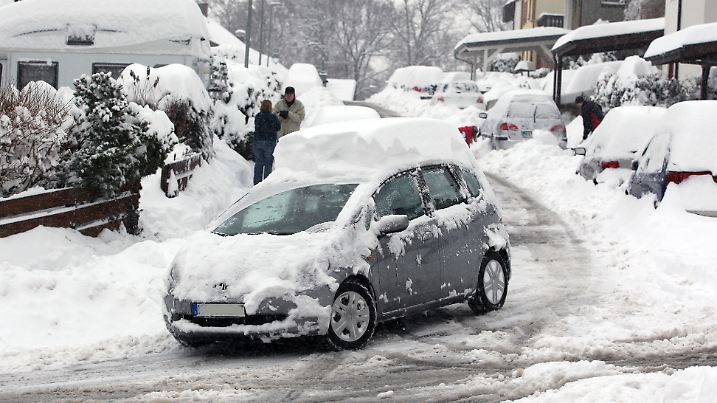 Auf dem Autodach liegt noch viel Schnee. 

Wintereinbruch ueber Weihnachten