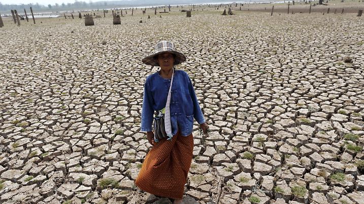 epa05210491 A photo made available on 14 March 2016 shows a Thai villager walks on drought parched land at a ruined village which has been underwater after the Mae Chang reservoir dried up in Lampang province, northern Thailand, 12 March 2016. The ruined village including ancient temple had been underwater for 34 years since the Mae Chang reservoir was built in 1982, the area has now re-emerged after water in the reservoir dried up caused by the severe drought. Thailand is facing the worst drought in decades hardest hit by El Nino phenomenon combined with seasonal hot weather. EPA/RUNGROJ YONGRIT +++(c) dpa - Bildfunk+++