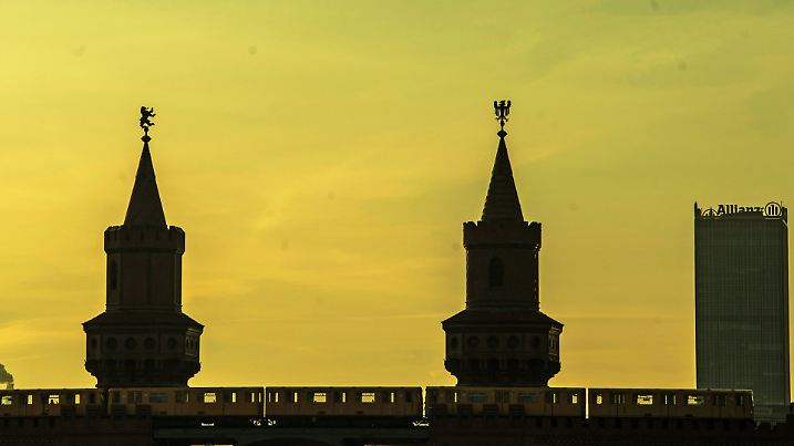 Eine Bahn fährt am 02.04.2016 in Berlin am Morgen über die Oberbaumbrücke. Foto: Paul Zinken/dpa +++(c) dpa - Bildfunk+++