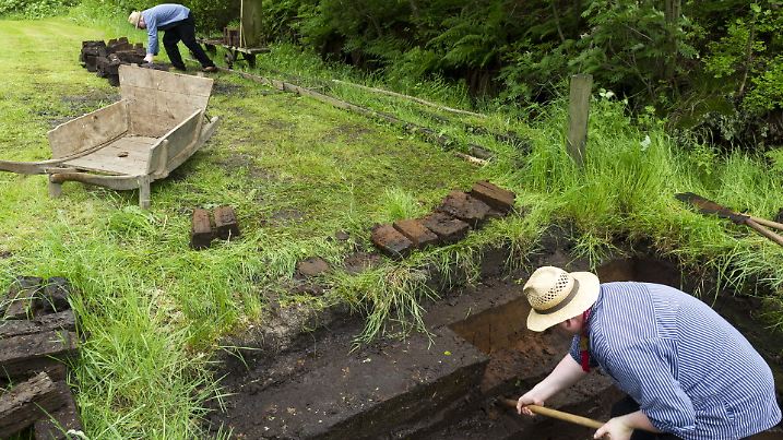 Augustendorf: Torfstecher im "Historischen Moorhof"