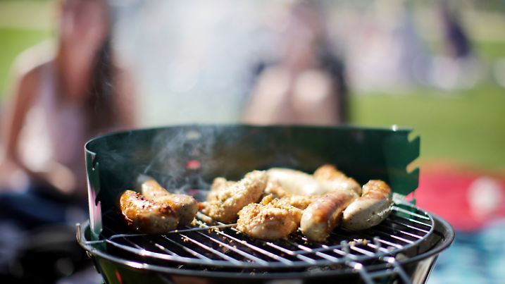 ARCHIV - Würstchen liegen am Samstag (02.04.2011) am Aachener Weiher in Köln auf einem Grill. Bestes Freibad- und Grillwetter in Sicht: Der meteorologische Sommer ist am Montag zwar bei äußerst bescheidenem Wetter gestartet, doch spätestens zum Beginn des langen Wochenendes kommen Wärme und Sonne nach Nordrhein-Westfalen.  Foto: Rolf Vennenbernd dpa/lnw +++(c) dpa - Bildfunk+++