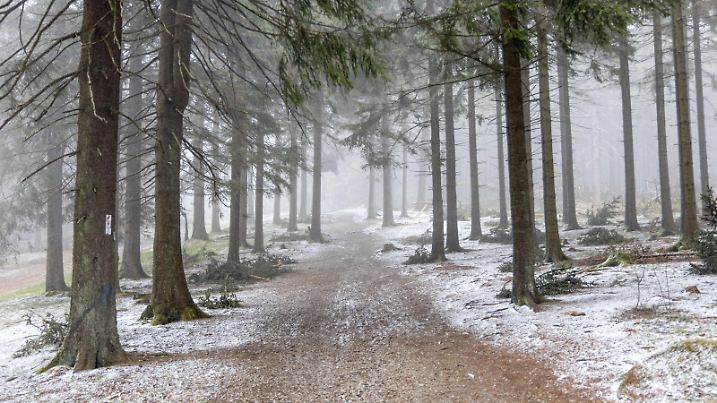 Schnee und Graupelschauer im Mai 05.05.2021, Schmitten Hessen: Die Lanschaft am Großen Feldberg im Taunus ist nach einem Schauer mit einer dünnen Schnee- und Graupelschicht bedeckt., Schmitten Deutschland *** Snow and sleet showers in May 05 05 2021, Schmitten Hesse The landscape at the Großer Feldberg in Taunus is covered with a thin layer of snow and sleet after a shower, Schmitten Germany