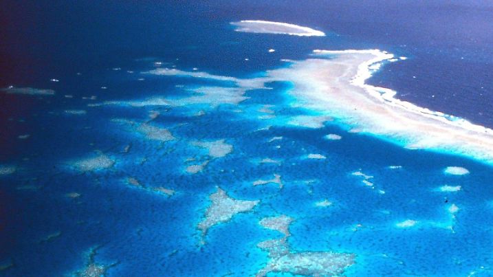 ARCHIV - HANDOUT - Luftaufnahme des Great Barrier Riffs vor der Küste Australiens (undatiert). Alarm am Great Barrier Reef: Die beispiellose Korallenbleiche über hunderte Quadratkilometer hat die schlimmsten Befürchtungen übertroffen. Es könnte noch schlimmer kommen, warnen Experten. (zu dpa "Abgesang oder noch Hoffnung? Horrorjahr für das Great Barrier Reef" vom 28.12.2016)  "ACHTUNG: Verwendung nur zu redaktionellen Zwecken bei vollständiger Quellenangabe "Great Barrier Reef Marine Park Authority/dpa") Foto: Great Barrier Reef Marine Park/Great Barrier Reef Marine Park Authority/dpa +++(c) dpa - Bildfunk+++