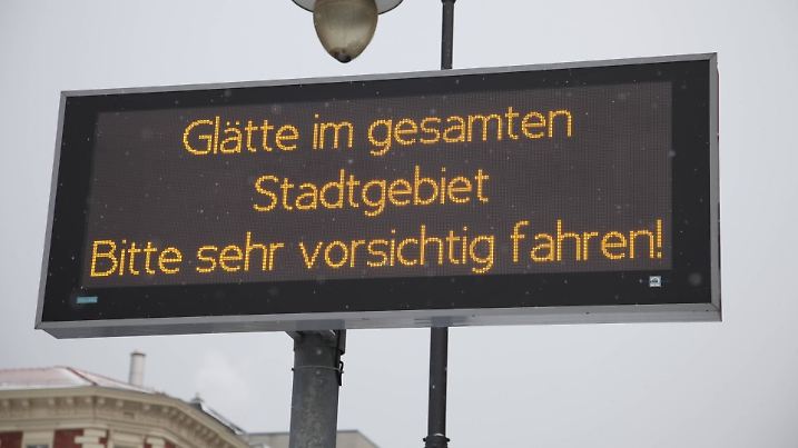 Berlin Hinweisschild für Autofahrer wegen Glätte Berlin Hinweisschild für Autofahrer wegen GlätteBerlin Sign for Motorists due Smoothness Berlin Sign for Motorists due Smoothness