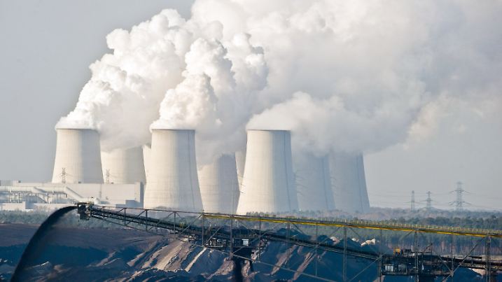 SYMBOLBILD - ARCHIV - Blick in den Braunkohle-Tagebau der Vattenfall Europe AG unweit des brandenburgischen Jänschwalde (Spree-Neiße) nordöstlich von Cottbus, aufgenommen am 11.11.2011. Viele Wissenschaftler sagen: Einer der Hauptgründe für den Temperatur-Anstieg ist, dass Menschen Unmengen an Abgasen in die Luft pusten. Etwa mit Fabriken, Kraftwerken oder Autos. Die Abgase enthalten das Gas Kohlendioxid. Das ist schädlich für das Klima, sagen die Fachleute. Foto: Patrick Pleul dpa +++(c) dpa - Bildfunk+++