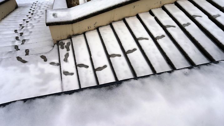 Fußspuren zeichnen sich am 05.02.2016 auf einer mit Schnee bedeckten Treppe im Park des Schlosses Linderhof bei Ettal (Bayern) ab. Foto: Karl-Josef Hildenbrand /dpa