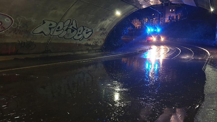 HANDOUT - 04.06.2021, Nordrhein-Westfalen, Mülheim an der Ruhr: Wasser steht in einer Unterführung. Ein Unwetter mit Gewitter und Starkregen hat der Feuerwehr in Mülheim an der Ruhr in der Nacht zum Freitag viele Einsätze beschert. Zahlreiche Keller und Unterführungen liefen voll. Foto: Feuerwehr Mülheim an der Ruhr - ACHTUNG: Nur zur redaktionellen Verwendung im Zusammenhang mit der aktuellen Berichterstattung und nur mit vollständiger Nennung des vorstehenden Credits +++ dpa-Bildfunk +++