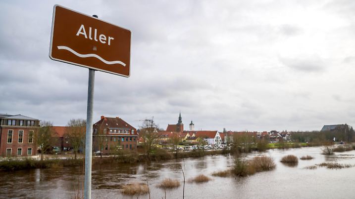 20.02.2024, Niedersachsen, Verden: Hochwasser hat die Aller vor der Altstadt von Verden über die Ufer treten lassen. Die Hochwasserlage in manchen Regionen Niedersachsens bleibt angespannt. Foto: Sina Schuldt/dpa +++ dpa-Bildfunk +++