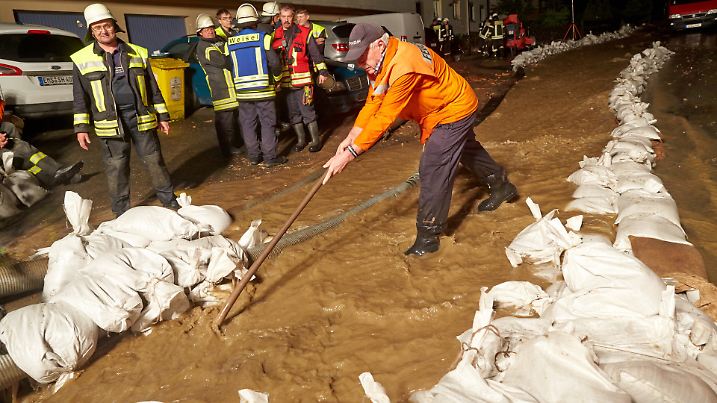 dpatopbilder Feuerwehrleute versuchen in der Nacht vom 05.06.2016 in Sauerthal (Rheinland-Pfalz) mit Sandsäcken, Häuser vor den Fluten des nach einem Gewitterregen über die Ufer getretenen Tiefenbachs zu schützen. Foto: Thomas Frey/dpa +++(c) dpa - Bildfunk+++