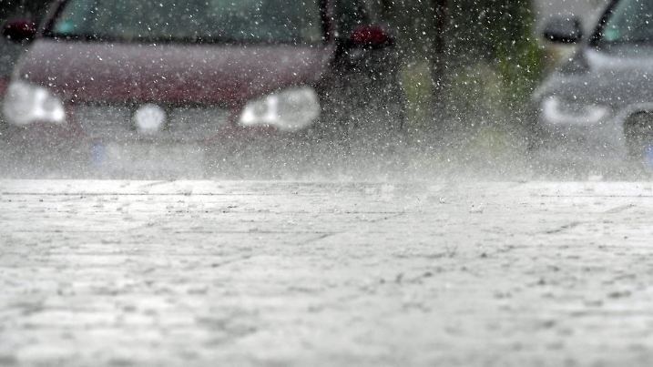 Starker Regen prasselt am 18.06.2016 auf einen Parklatz in Neukieritzsch (Sachsen). Foto: Hendrik Schmidt/dpa +++(c) dpa - Bildfunk+++