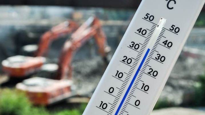 ILLUSTRATION - Ein Thermomether zeigt, daß am 04.07.2015 in Hamburg bei den Abrißarbeiten einer Brücke über die gesperrte Autobahn A7 eine Temperatur von 34 Grad herrscht. Foto: Michel Winde/dpa (zu lno "Maloche auf A7-Baustelle - «Zehn Liter Wasser, aber nicht auf Klo»" am 04.07.2015 +++(c) dpa - Bildfunk+++