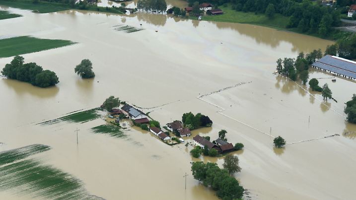 Mehrere Häuser stehen im Wasser am 02.06.2016 in Simbach am Inn (Bayern). Ein Hochwasser hat im niederbayerischen Landkreis Rottal-Inn mindestens vier Tote gefordert. Foto: Tobias Hase/dpa |