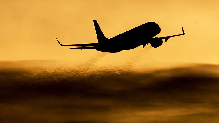 ARCHIV - Die Silhouette eines startendes Flugzeuges zeichnet sich am 12.02.2014 am Flughafen Hannover (Niedersachsen) vor dem im Sonnenuntergang verfärbten Abendhimmel ab. Beim Kampf gegen den Klimawandel stößt die Umweltpolitik in der Luftfahrt schnell an die Grenzen - Zwar pusten die heutigen Spritsparflieger weniger klimaschädliches CO2 in die Luft, doch das Branchenwachstum macht alle Sparziele schnell zu Makulatur. Foto: Julian Stratenschulte/dpa (zu dpa «Wachstum bremst Kampf der Luftfahrt gegen Klimakiller-Image aus» vom 10.11.2014) +++(c) dpa - Bildfunk+++