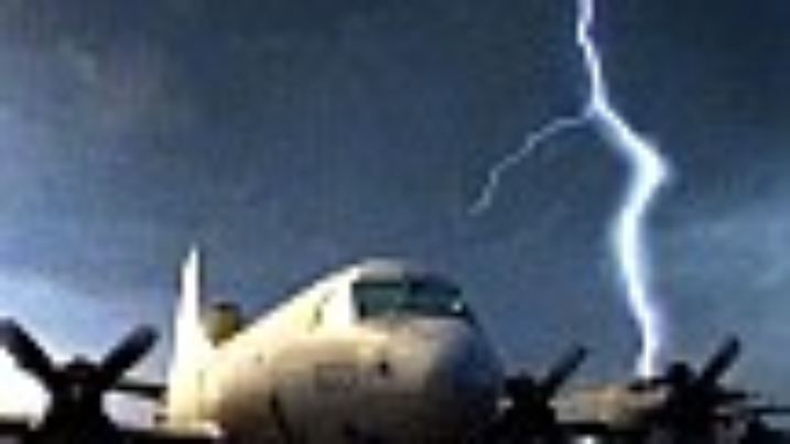 Aus einer dunklen, blauschwarzen Gewitterwolke schießt am Sonntagabend (11.06.2000) ein greller Blitz über das Ausstellungsgelände der Internationalen Luft- und Raumfahrtausstellung (ILA) neben einer Lockheed Martin P-3C AIP Orion der US Navy. Die Luftfahrtschau auf dem Südgelände des Flughafens Berlin-Schönefeld schließt am Pfingstmontag (12.06.) nach siebentägigem Flugspektakel ihre Pforten. dpa/lbn (Digitale Fotografie)