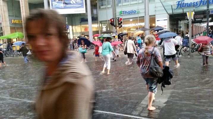 Während eines Unwetters mit Starkregen gehen die passanten barfuss über die überflutete Schönhauser Allee in Berlin-Prenzlauer Berg snapshot-photography/I-L.Seeligerduring a Storm with Heavy rain go the Passers-by Barefoot above the Überflutete Schönhauser Avenue in Berlin Prenzlauer mountain snapshot Photography I l Seeliger  