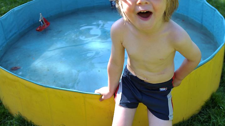 Der 2-jährige Jonte aus Delmenhorst sitzt am Montag (28.06.2010) auf dem Rand seines Planschbeckens im Garten seiner Eltern kurz bevor er seine Füße ins kühle Wasser hält. Lockere Wolkenfelder wechseln sich mit Sonnenschein ab, die Temperaturen steigen auf 27 bis 31 Grad.Foto: Carmen Jaspersen dpa/lni +++(c) dpa - Bildfunk+++