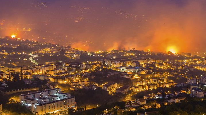 epa05469099 Forest fire in Funchal, Madeira Island, Portugal, 09 August 2016. The fire has led to the evacuation of 400 people. Portugal remains on high alert as a wave of wildfires has swept the country with around 350 isolated fires affecting swathes of the countryside. EPA/GREGÓRIO CUNHA +++(c) dpa - Bildfunk+++