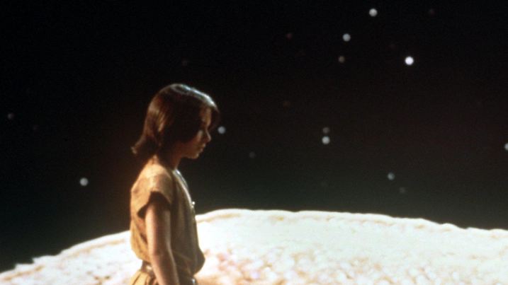 Noah Hathaway als "Atreju" mit dem weissen Drachen in einer Szene des Films "Die unendliche Geschichte. (1983)