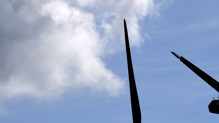 In einem Windpark wird am 30.08.2016 bei Mihla (Thüringen) ein Rotorblatt einer Windkraftanlage gewartet. In Thüringen sind nach Angaben des Bundesverband WindEnergie e.V. rund 750 Windenergieanlagen in Betrieb. Foto: Martin Schutt/dpa +++(c) dpa - Bildfunk+++