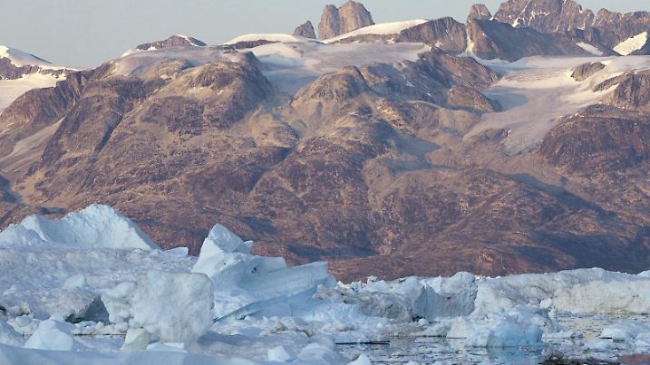 ARCHIV - HANDOUT - Das am 03. September 2009 von Greenpeace veröffentlichte Foto zeigt, wie im August 2009 Eisberge im Sermilik Fjord an der südöstlichen Küste Grönlands treiben. Die Eisberge haben sich vom Helheim-Gletscher gelöst, der sich in mehreren Ästen in den Fjord «ergießt". Foto: NICK COBBING/GREENPEACE/EPA/dpa HANDOUT EDITORIAL USE ONLY/NO SALES (ACHTUNG: Nutzung nur zu redaktionellen Zwecken in Zusammenhang mit der aktuellen Berichterstattung und bei vollständiger Nennung der Quelle: "Foto: NICK COBBING/GREENPEACE/EPA/dpa" (Zu dpa "Wärmerekord in Grönland - 95 Quadratkilometer großer Gletscherabbruch" vom 14.09.2016) +++(c) dpa - Bildfunk+++