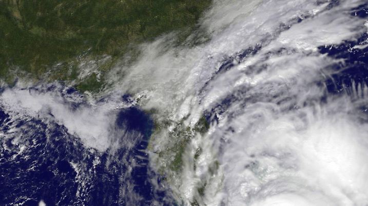 epa05573582 A handout visible image taken at 1:00 PM EDT (6:00 PM CET) from NOAA's GOES-East satellite shows Hurricane Matthew as it regained Category 4 status on 06 October 2016. Hurricane Matthew is expected to skim Florida's coast after crossing over parts of Haiti and Cuba, and is expected to move up the east coast of the United States. Two million people in the path of the storm have been urged to evacuate the first major hurricane to threaten Florida in 11 years. EPA/NASA / NOAA/GOES / HANDOUT HANDOUT EDITORIAL USE ONLY +++(c) dpa - Bildfunk+++