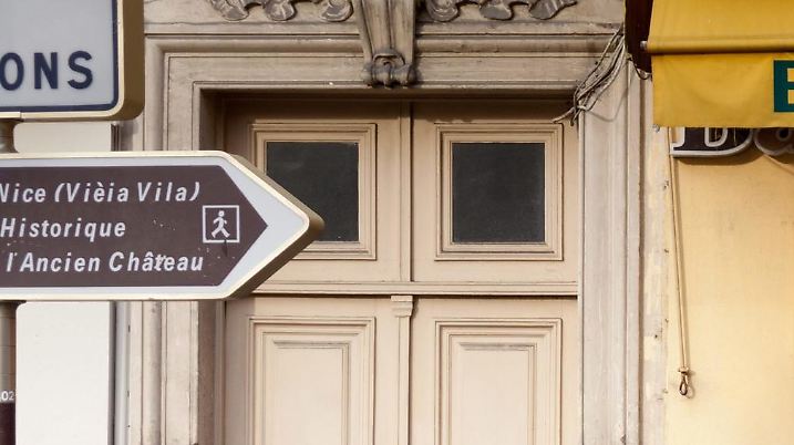 Aussengastronomie eines Strassencafes in Nizza, aufgenommen im Dezember 2011. | Verwendung weltweit