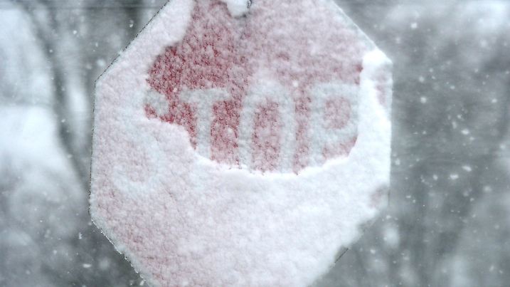 Image #: 20830755 A stop sign is covered by snow in East Lake section of Birmingham, Ala., Thursday, Jan. 17, 2013. AL.COM /Landov Keine Weitergabe an Drittverwerter.